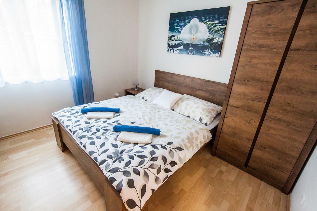 Bile Domky Lägenhet Lednice Exteriör bild